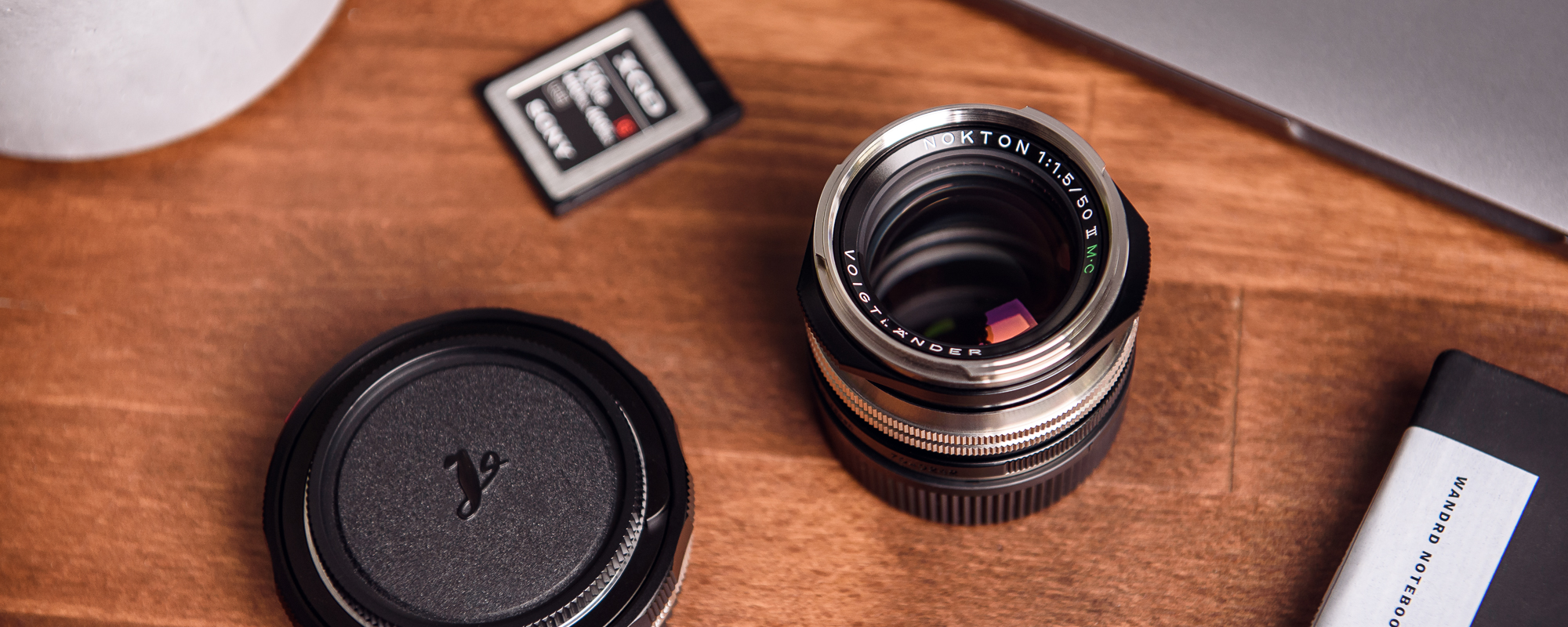 Obiektyw Voigtlander Nokton II 50 mm f/1,5 do Leica M - MC, niklowy - na biurku